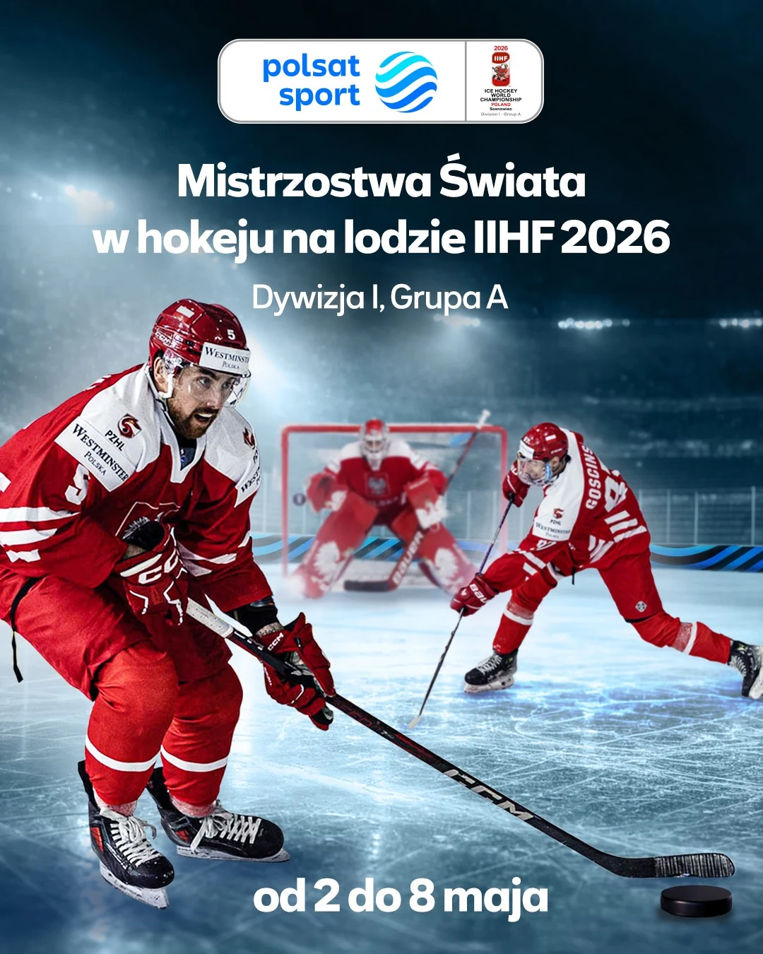 trzech hokeistów w czerwonych strojach podczas dynamicznej akcji na lodzie; jeden z zawodników prowadzi krążek, kolejny blokuje przeciwnika, a bramkarz w tle przygotowuje się do obrony bramki; w centralnej części widoczne informacje o Mistrzostwach Świ...