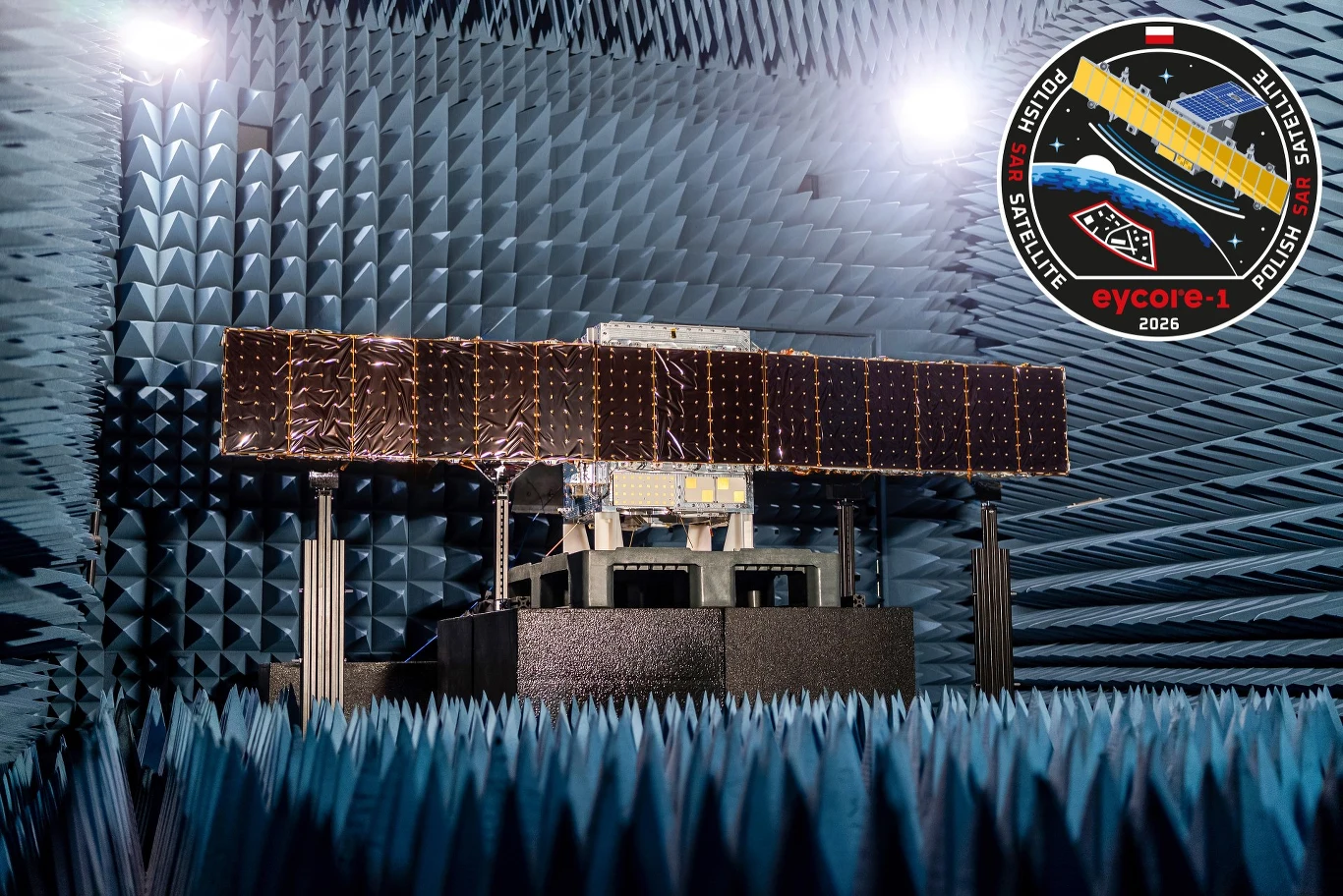 Polski satelita EYCORE-1 przed lotem w kosmos. Polski satelita EYCORE-1 przed lotem w kosmos.