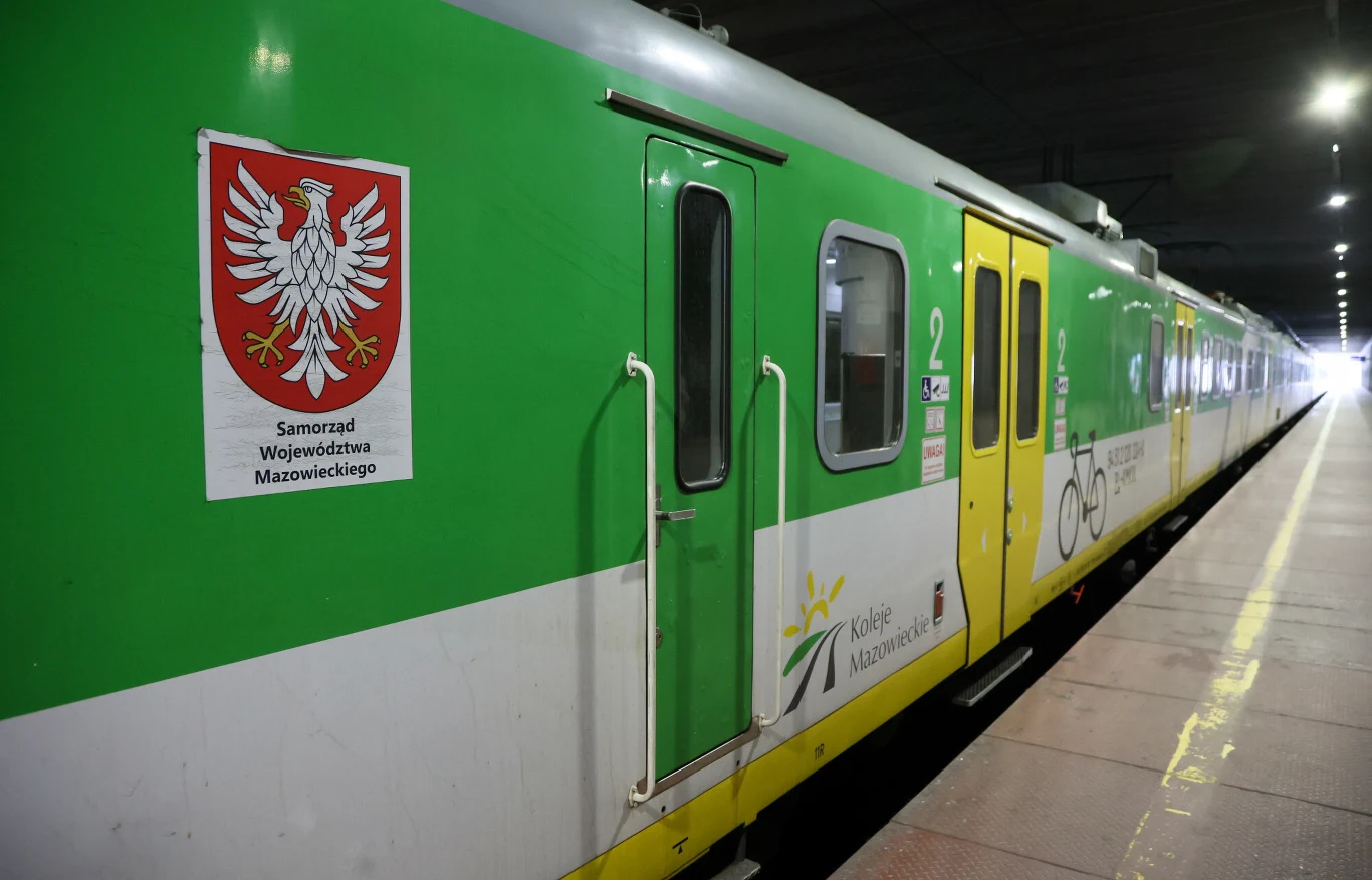 Zdj. ilustracyjne. Kolizja pociągu Kolei Mazowieckich na stacji Warszawa Powiśle Zielono-biały pociąg Kolei Mazowieckich na peronie stacji Warszawa Powiśle, z widocznym herbem Mazowsza.