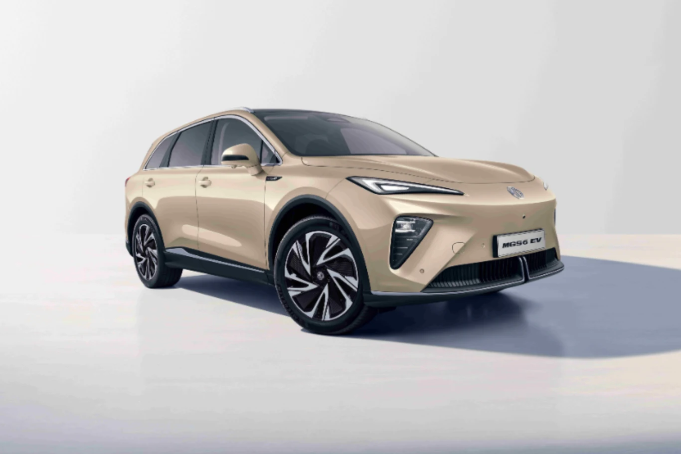 MG S6 EV rywalizować będzie w segmencie SUV-ów premium. MG S6 EV – beżowy elektryczny SUV z LED-owymi reflektorami i dużymi felgami na jasnym tle