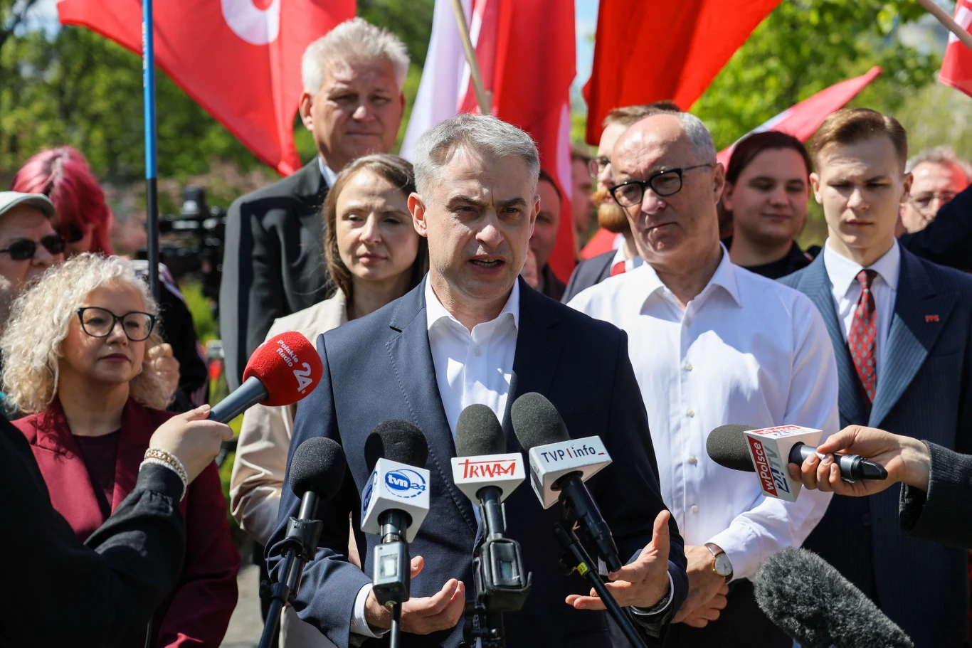 Wicepremier Krzysztof Gawkowski odrzucił współpracę Lewicy z prezydentem Wicepremier Krzysztof Gawkowski przemawia na konferencji prasowej, otoczony przez współpracowników i dziennikarzy.