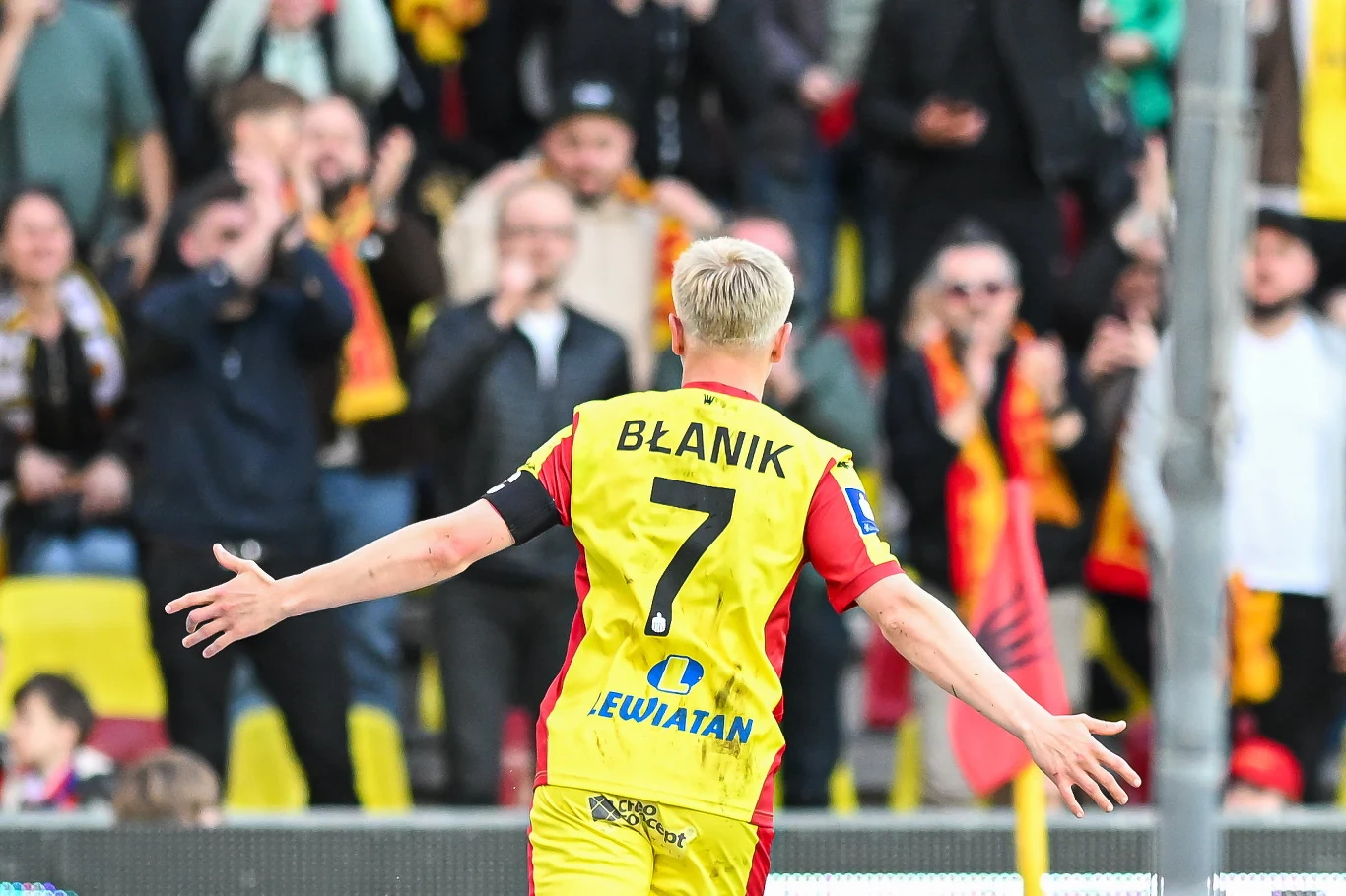 Trzy minuty później na listę strzelców trafił Dawid Błanik piłkarz w żółto-czerwonym stroju z nazwiskiem Błanik i numerem 7 na plecach wyciąga ręce w geście triumfu, a w tle widać wiwatujących kibiców