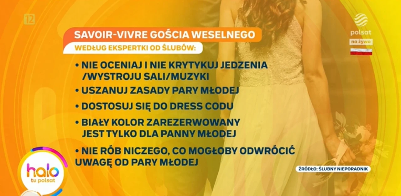 Lista zasad savoir-vivre dla gościa weselnego na tle sylwetki kobiety w jasnej sukni, z wyeksponowanymi punktami dotyczącymi nieoceniania, szanowania zasad pary młodej, dostosowania się do dress code'u, zakazu bieli poza panną młodą oraz unikania przyc...