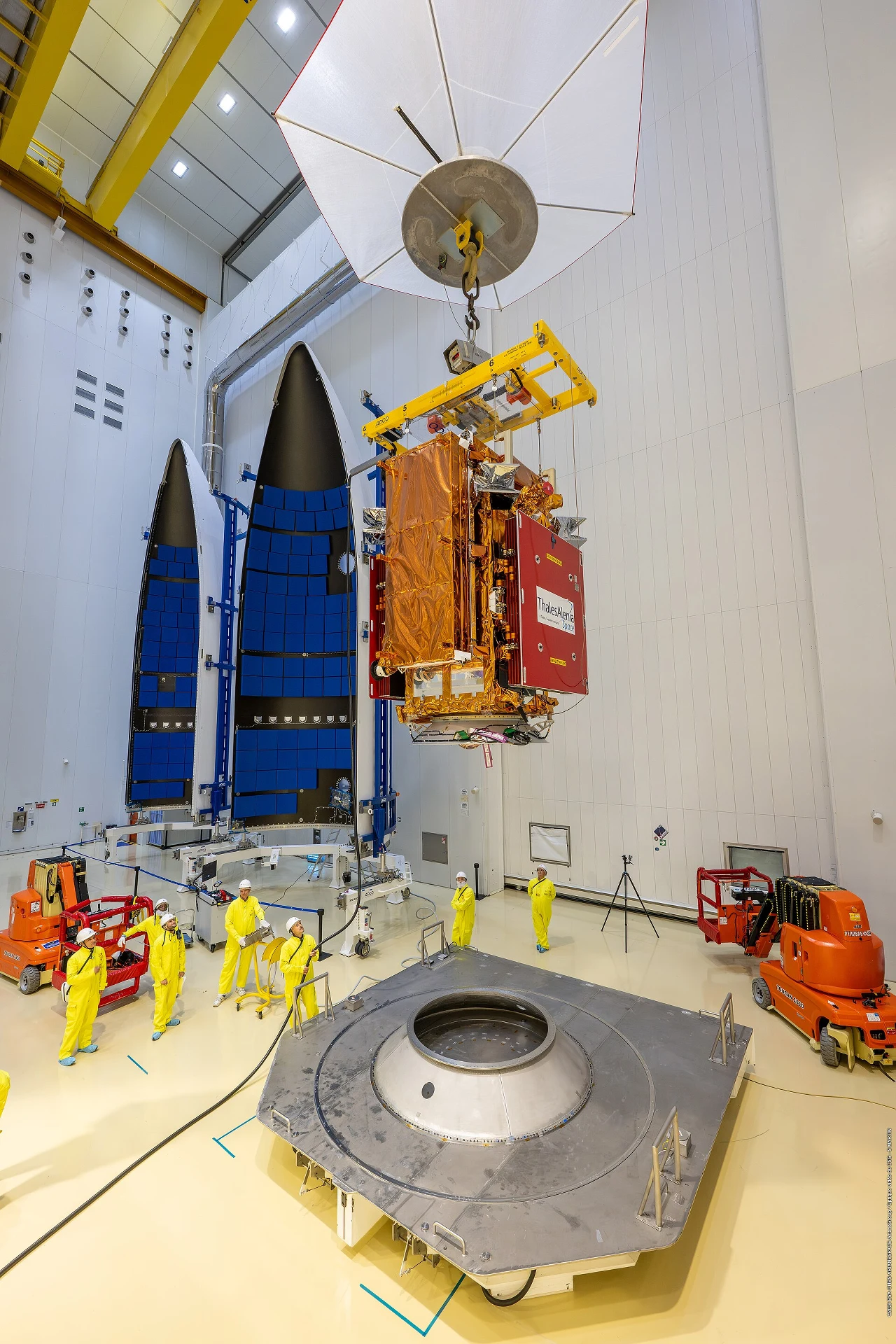 Opuszczanie satelity Sentinel-1D na adapter startowy Ariane 6.
