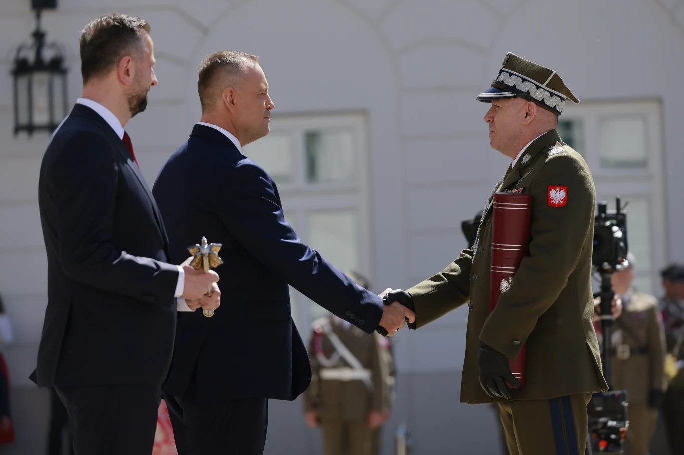 Dzień flagi. Karol Nawrocki wręczył nominacje generalskie Prezydent Karol Nawrocki i wicepremier Władysław Kosiniak-Kamysz podczas wręczania nominacji generalskich.