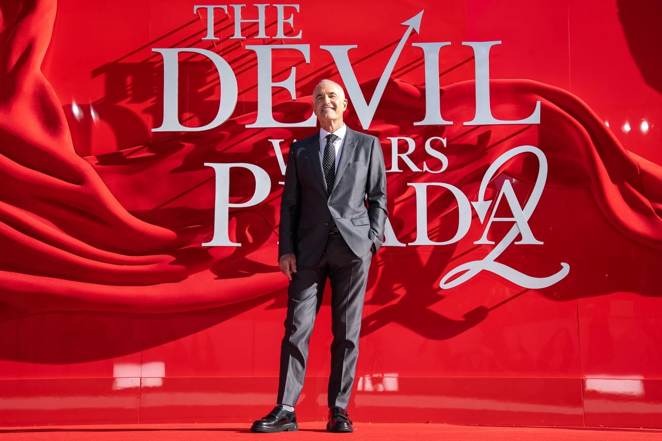 David Frankel na europejskiej premierze filmu "Diabeł ubiera się u Prady 2" w Londynie, 22 kwietnia 2026 David Frankel w szarym garniturze na tle czerwonego baneru filmu „Diabeł ubiera się u Prady 2” w Londynie, 2026