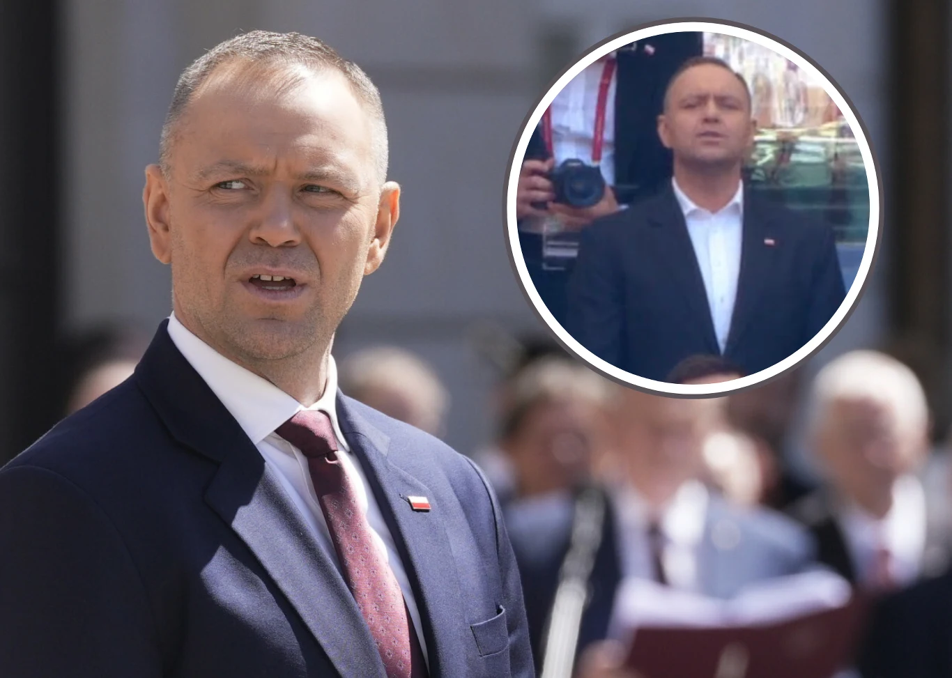 Prezydent RP Karol Nawrocki pojawił się na finale Pucharu Polski Prezydent Karol Nawrocki na finale Pucharu Polski; w garniturze z przypiętą flagą, w tle inni uczestnicy wydarzenia.