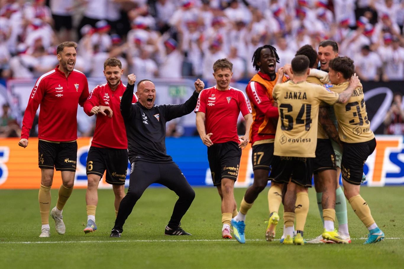 Górnik Zabrze celebruje gola w finale Pucharu Polski article cover