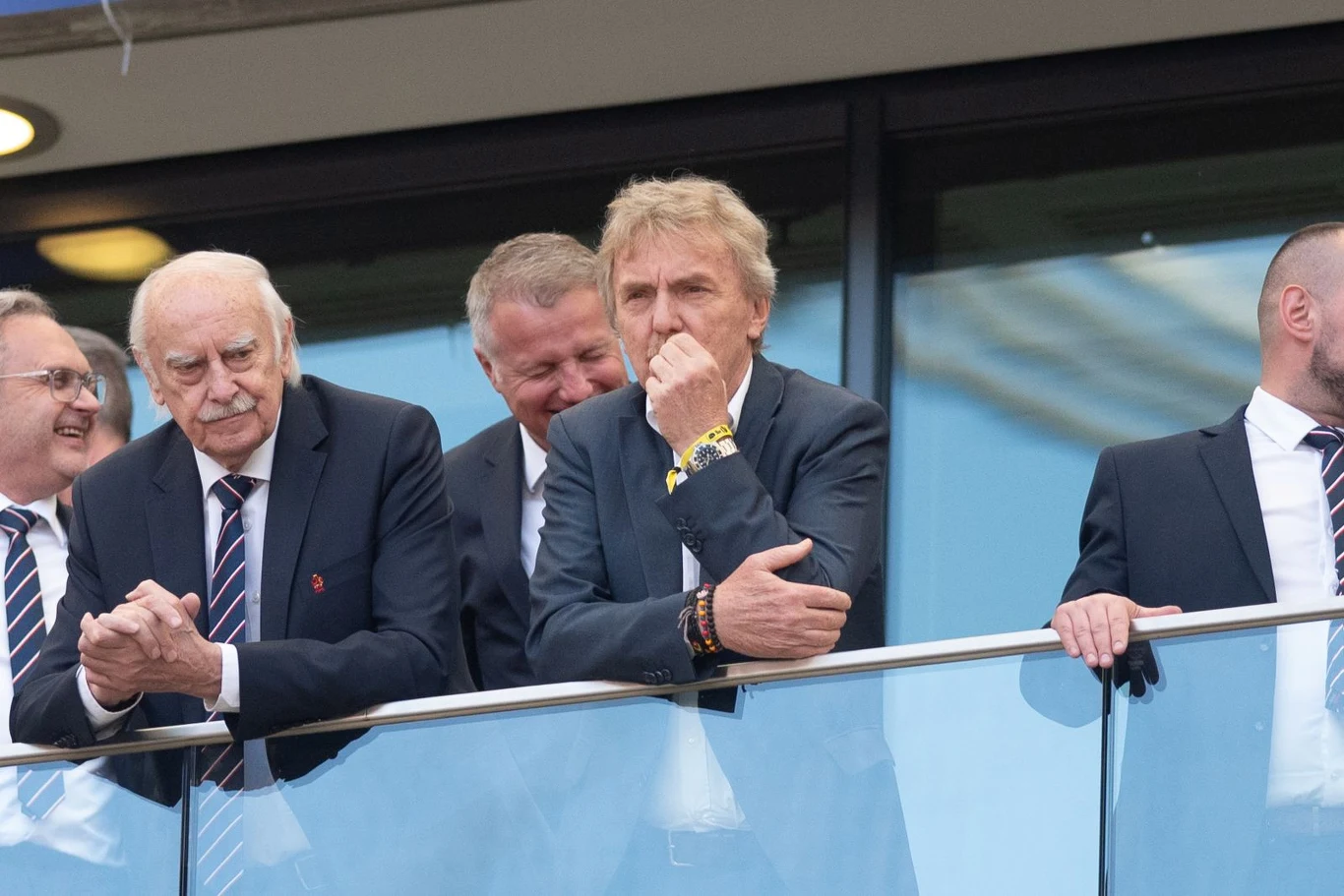 Na pierwszym planie zdjęcia: Zbigniew Boniek Zbigniew Boniek i grupa mężczyzn w garniturach stoją na przeszklonym balkonie podczas finału Pucharu Polski.