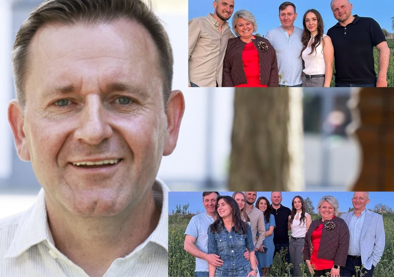 Uśmiechnięty mężczyzna w jasnej koszuli, grupowe zdjęcia ludzi w różnym wieku stojących razem na zewnątrz, postacie ubrane w casualowe stroje, dominuje pogodny, przyjazny nastrój oraz otwarta przestrzeń w tle.