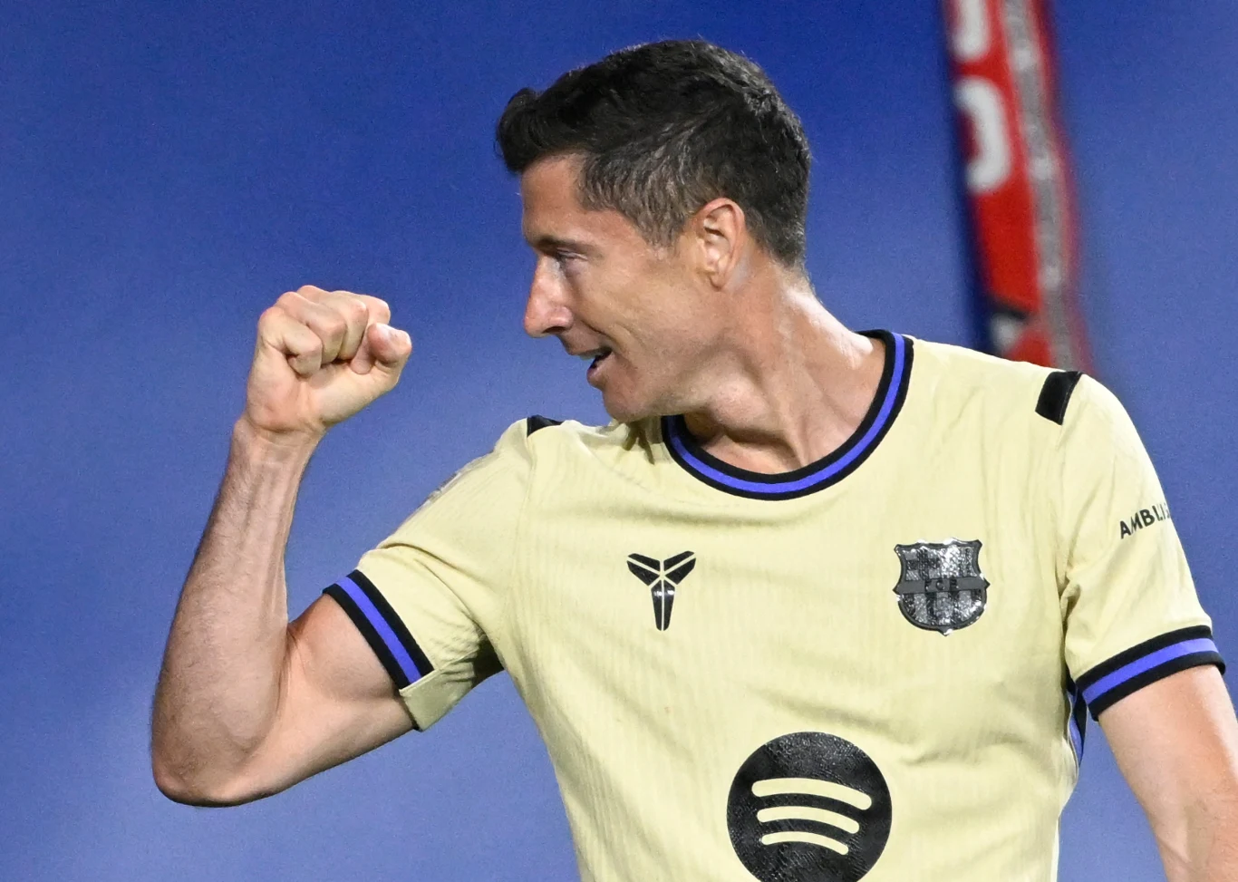 Robert Lewandowski celebrujący gola w meczu Osasuna - FC Barcelona Robert Lewandowski podczas spotkania Osasuna - FC Barcelona. Polak strzelił gola