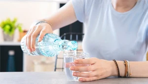 Warto pamiętać, aby codziennie pić odpowiednią ilość płynów