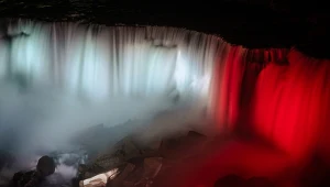 Wodospad Niagara podświetlono na biało-czerwone barwy 