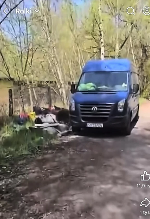 Policja znalazła osoby, które wyrzuciły śmieci dzięki nagraniu z sieci niebieski van zaparkowany na leśnej drodze, obok którego leży sterta porzuconych śmieci i worków, w tle widoczne drzewa bez gęstych liści