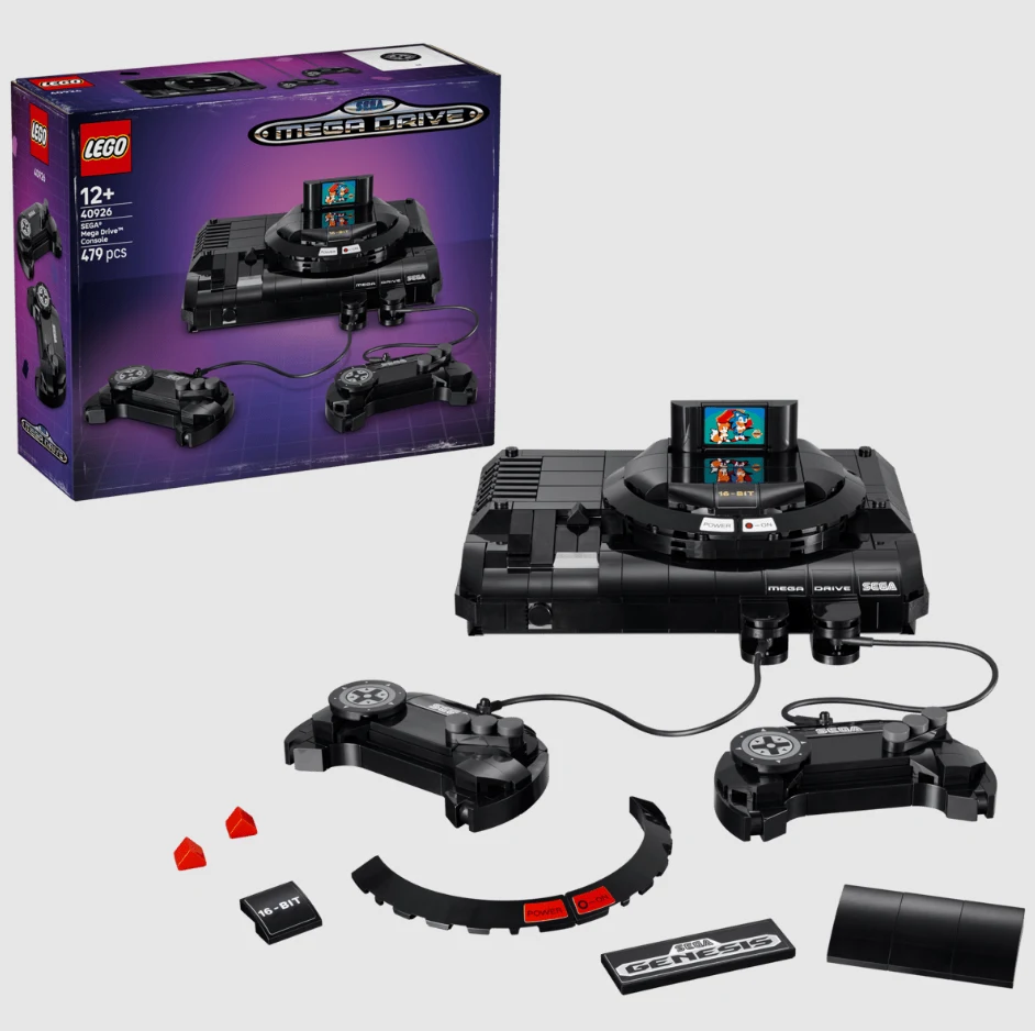 klockowy model konsoli Sega Mega Drive z kontrolerami, kartridżem z grą i kilkoma dodatkowymi elementami, a w tle widoczne opakowanie zestawu LEGO