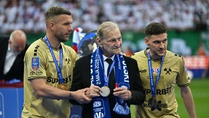 Górnik Zabrze zdobywcą Pucharu Polski. Razem z obecnymi piłkarzami klubu triumf świętowała też legenda drużyny, Stanisław Oślizło