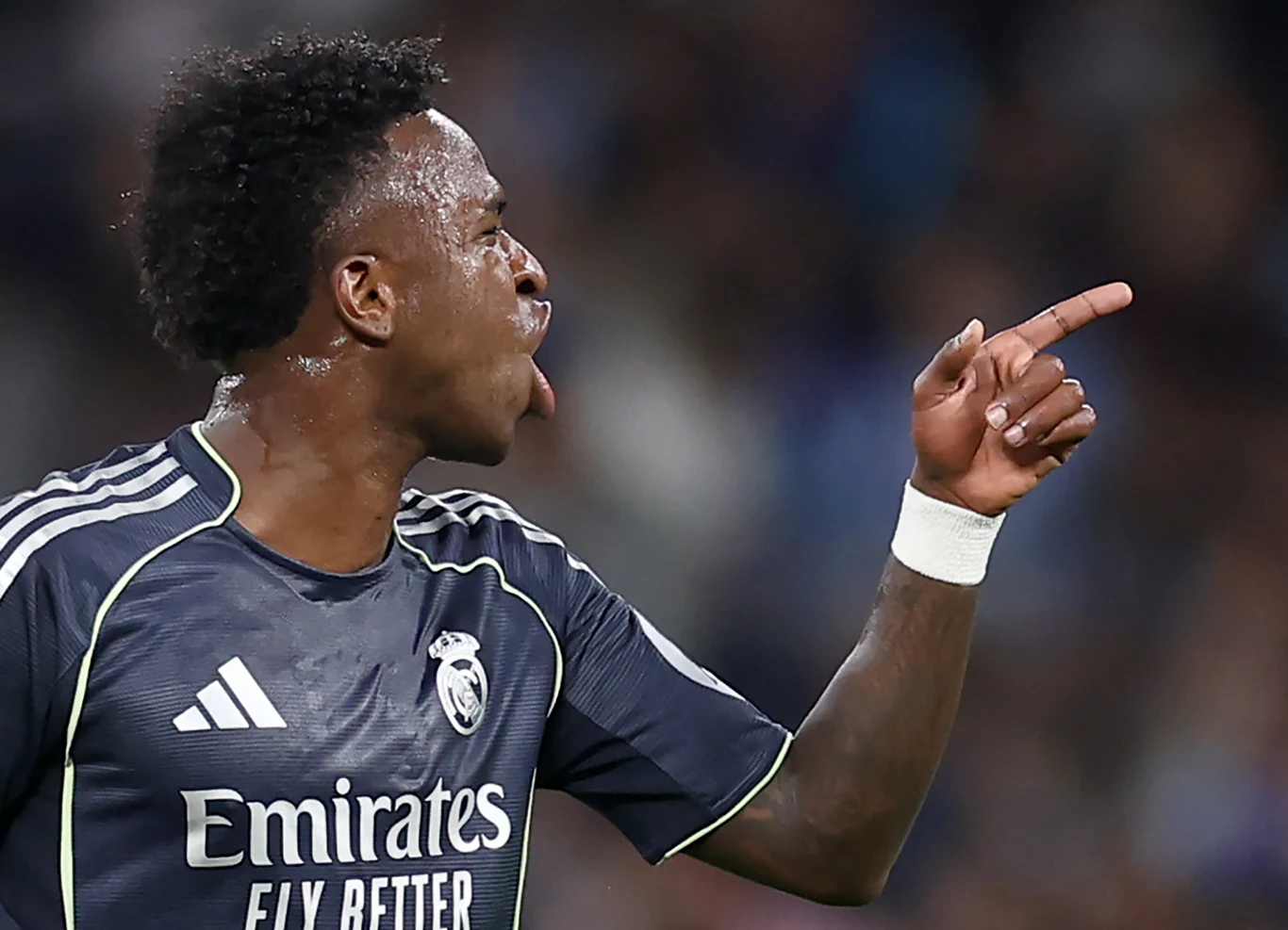 Vinicius Junior okazał się w niedzielny wieczór katem Espanyolu Vinicius Junior w ciemnym stroju Realu Madryt z logo klubu i sponsora, gestykuluje na boisku podczas meczu z Espanyolem.