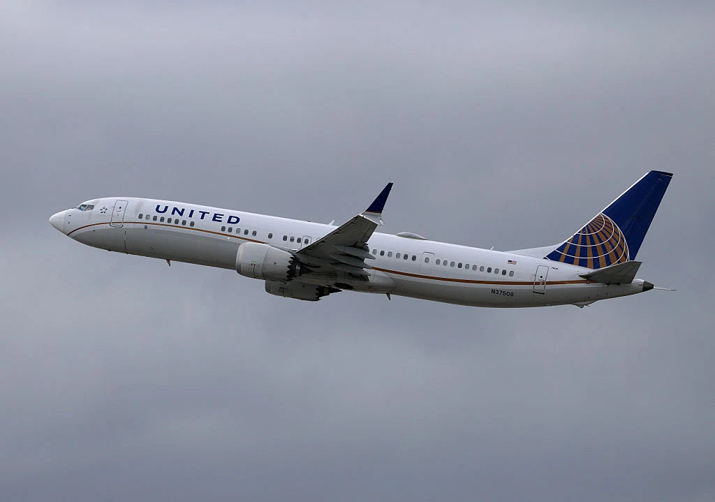 Samolot linii lotniczych United Airlines (zdj. ilustracyjne) Samolot pasażerski linii lotniczej United Airlines na tle pochmurnego nieba