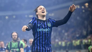 Piotr Zieliński świętujący drugie w karierze mistrzostwo Włoch