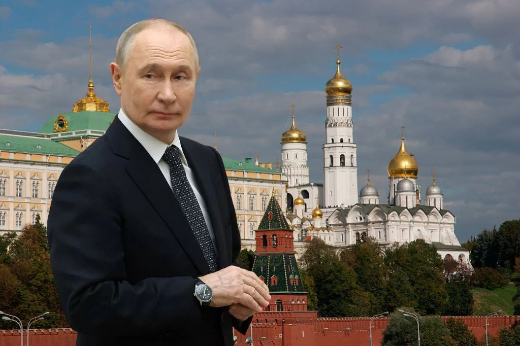 Władimir Putin zaczął obawiać się zamachu stanu Władimir Putin na tle budynków Kremla w Moskwie