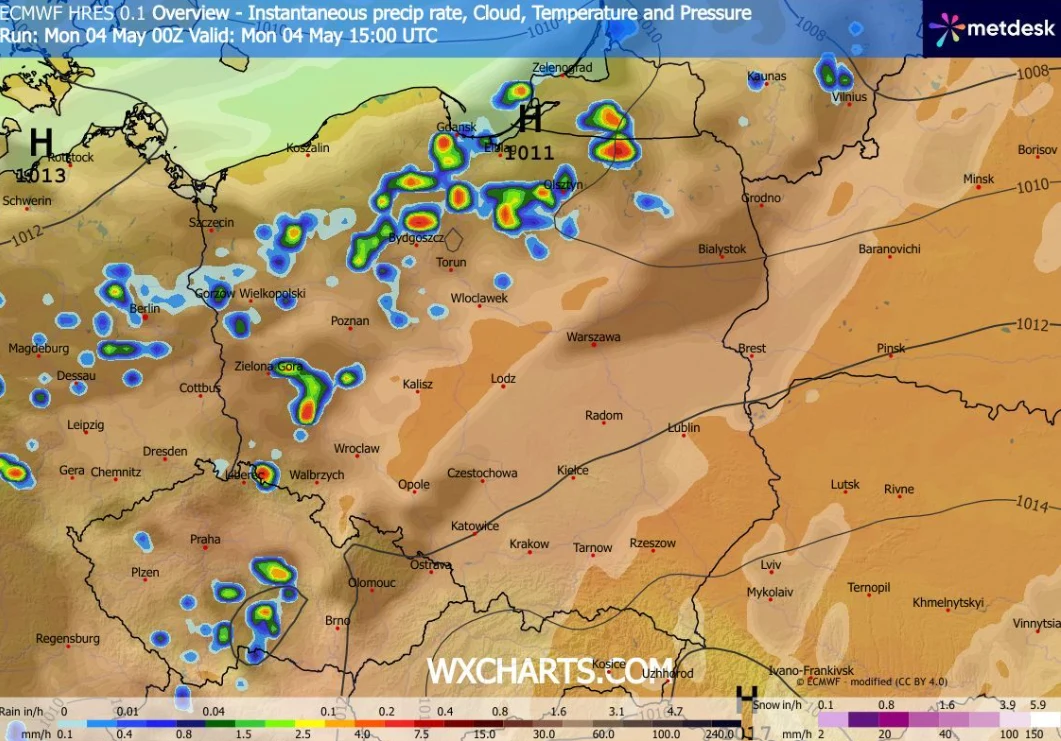 Mapa pogodowa Polski prezentująca rozmieszczenie opadów, chmur, temperatury oraz ciśnienia atmosferycznego, z wyraźnie zaznaczonymi obszarami intensywniejszych opadów na północy i zachodzie kraju oraz oznakowaną linią frontową na północnym wschodzie.
