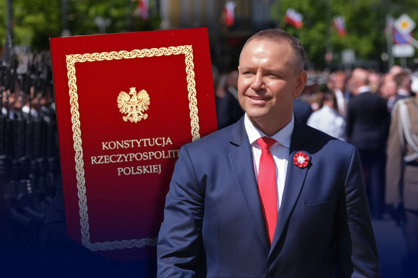 Co z konstytucją Karola Nawrockiego? Karol Nawrocki w garniturze, z biało-czerwoną rozetką, obok okładki Konstytucji RP podczas oficjalnego wydarzenia
