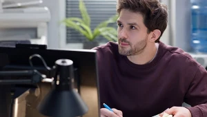 Aktor z "Uroczyska" ma znaną żonę. Wiele jej zawdzięcza