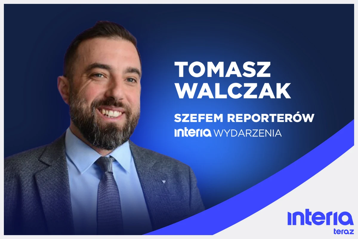 Tomasz Walczak szefem reporterów Wydarzeń Interii Tomasz Walczak w garniturze na tle napisu o objęciu funkcji szefa reporterów Interia Wydarzenia; kolor granatowy