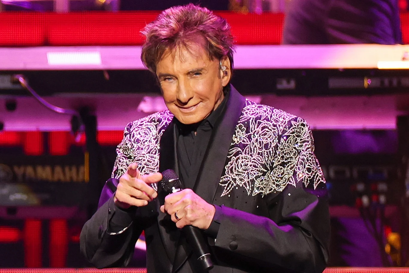 Barry Manilow kolejny raz przełożył datę swojego powrotu na scenę Barry Manilow na scenie