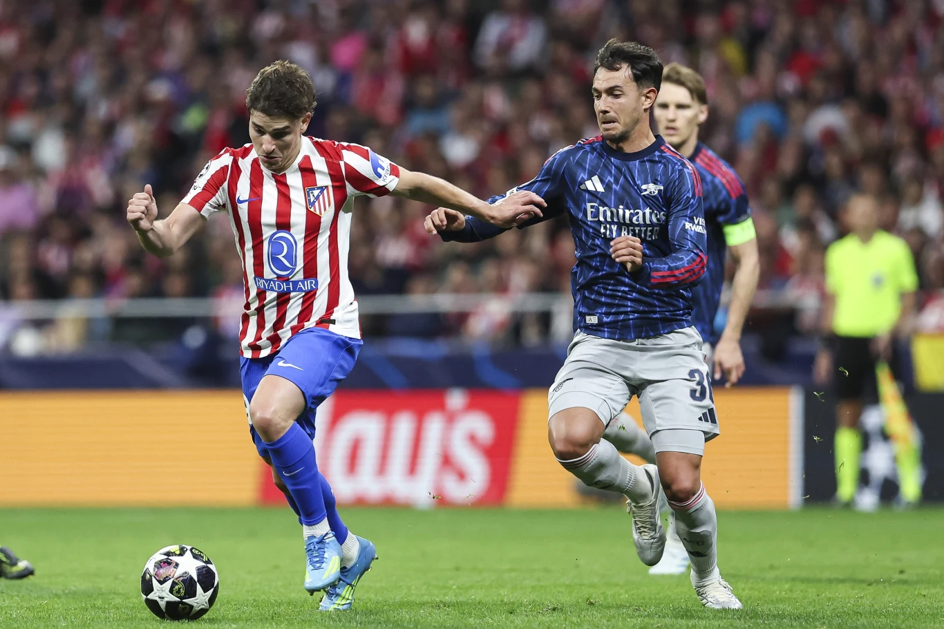 Julian Alvarez i Martin Zubimendi podczas półfinału Ligi Mistrzów Atletico Madryt - Arsenal Julian Alvarez i Martin Zubimendi podczas meczu Atletico Madryt - Arsenal w walce o piłkę na boisku.