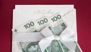 Ile włożyć do koperty na ślub? W 2026 r. goście mówią o takich kwotach 