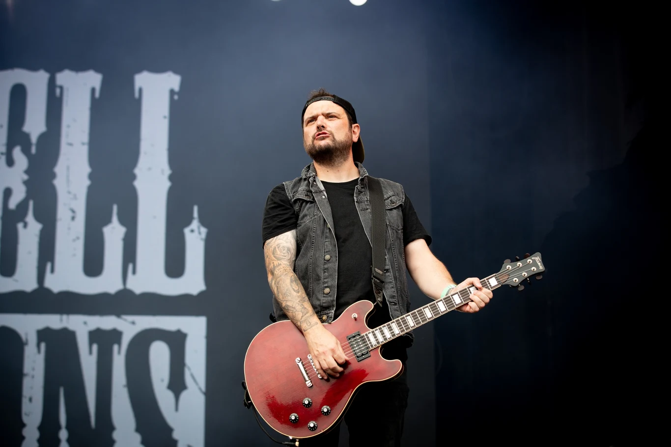 Todd Campbell razem z m.in. braćmi występuje obecnie pod szyldem Phil Campbell's Bastard Sons Todd Campbell gra na czerwonej gitarze elektrycznej, w czarnej koszulce i kamizelce na scenie z napisem w tle.