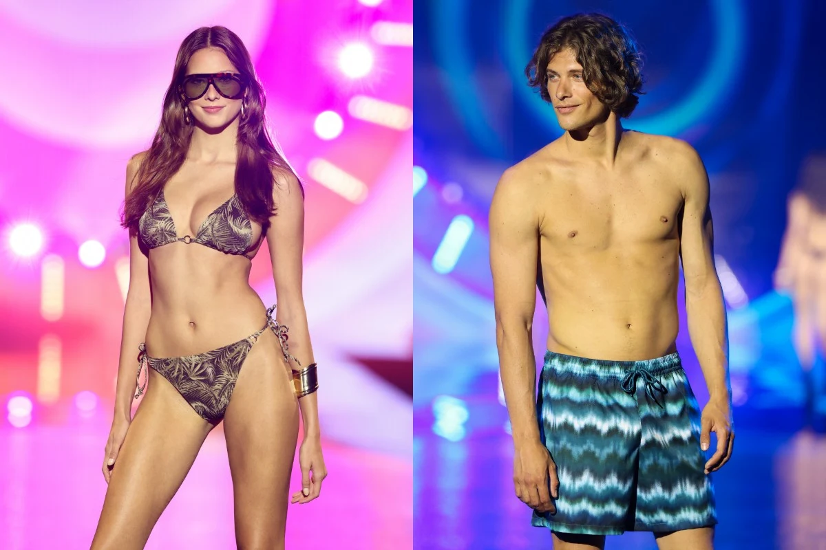 Jakie stroje kąpielowe będziemy nosić w 2026 roku? Kobieta w ciemnym bikini i dużych okularach przeciwsłonecznych oraz mężczyzna w niebieskich kąpielówkach stojący obok siebie na wybiegu podczas pokazu mody.