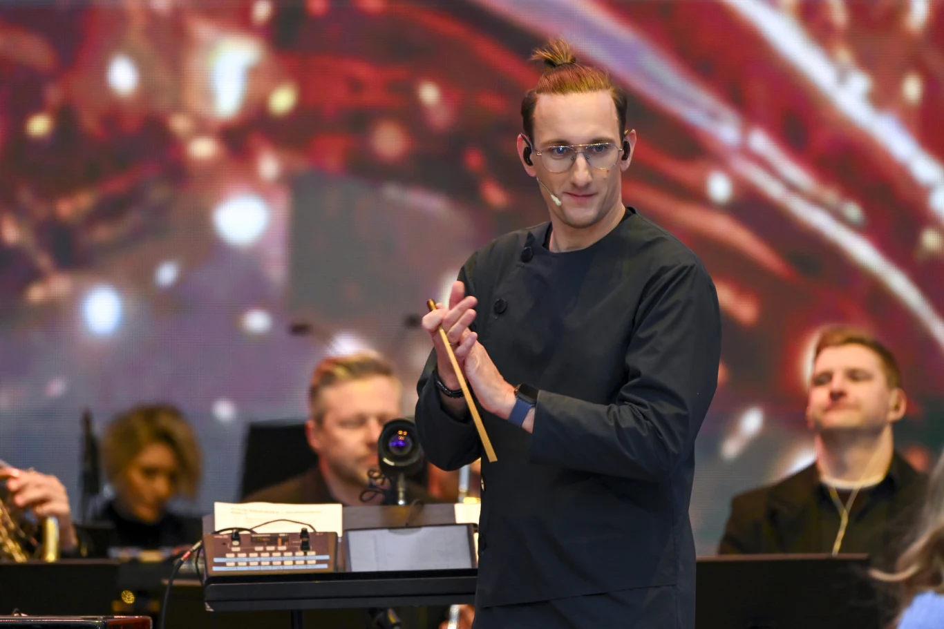 Jan Stokłosa jest współtwórcą projektu "Pieśni Współczesne" Jan Stokłosa dyryguje orkiestrą