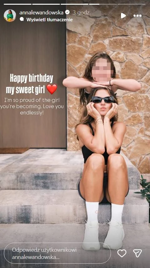 Anna Lewandowska z córką, Klarą Kobieta w okularach przeciwsłonecznych siedzi na schodach, mając łokcie oparte na kolanach, a za nią dziecko obejmuje ją za głowę.