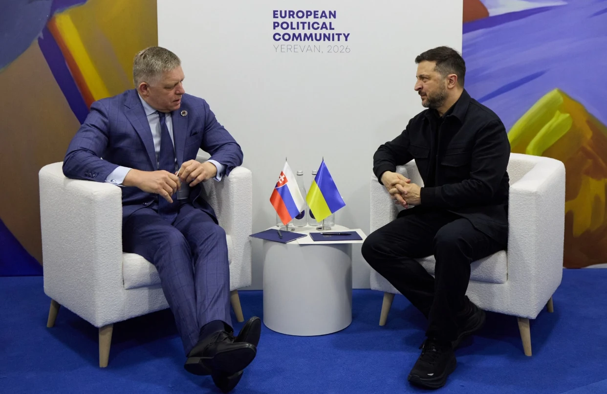 Premier Słowacji Robert Fico i prezydent Ukrainy Wołodymyr Zełenski rozmawiali na marginesie szczytu Europejskiej Wspólnoty Politycznej (EWP) Premier Słowacji Robert Fico i prezydent Ukrainy Wołodymyr Zełenski podczas rozmowy na szczycie EWP w Erywaniu.