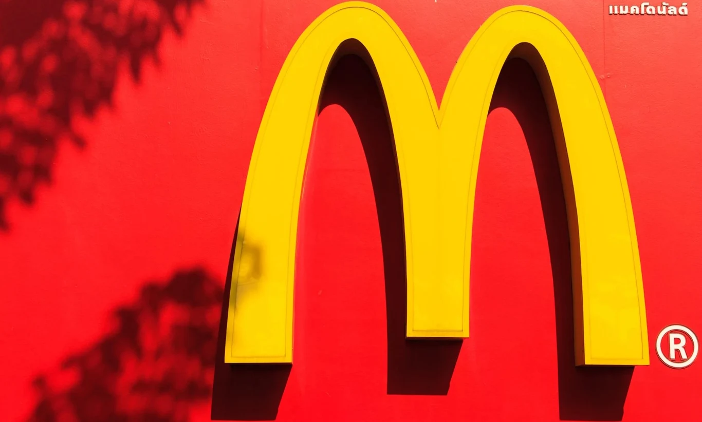 Czy nowa promocja McDonald's wywoła w fanach takie szaleństwo jak podczas grudniowych kampanii połączonych z finałem serii? Duże żółte łuki McDonald's na czerwonym tle, widoczny znak zarejestrowanego znaku towarowego.