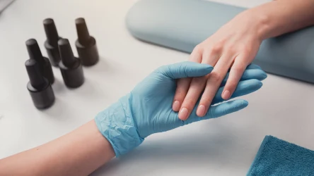Pojawił się nowy, modny manicure, który podbija serca kolejnych klientek. To french odwrócony o 180 stopni.