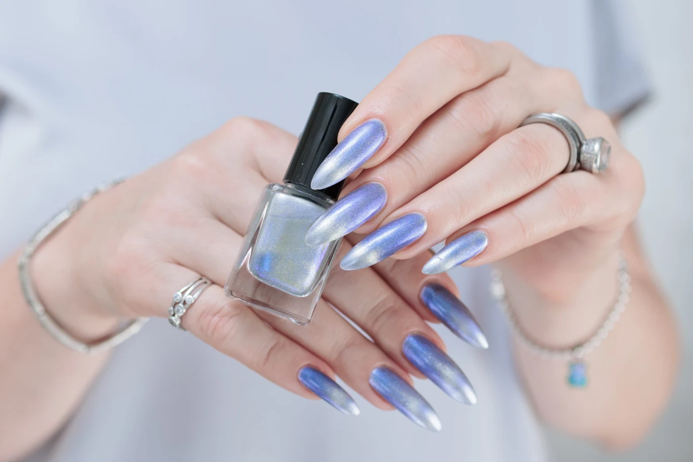 Lodowe paznokcie to prawdziwy hit. Tuż przy skórce należy wykonać brokatową kreskę, która dopełni całości. 