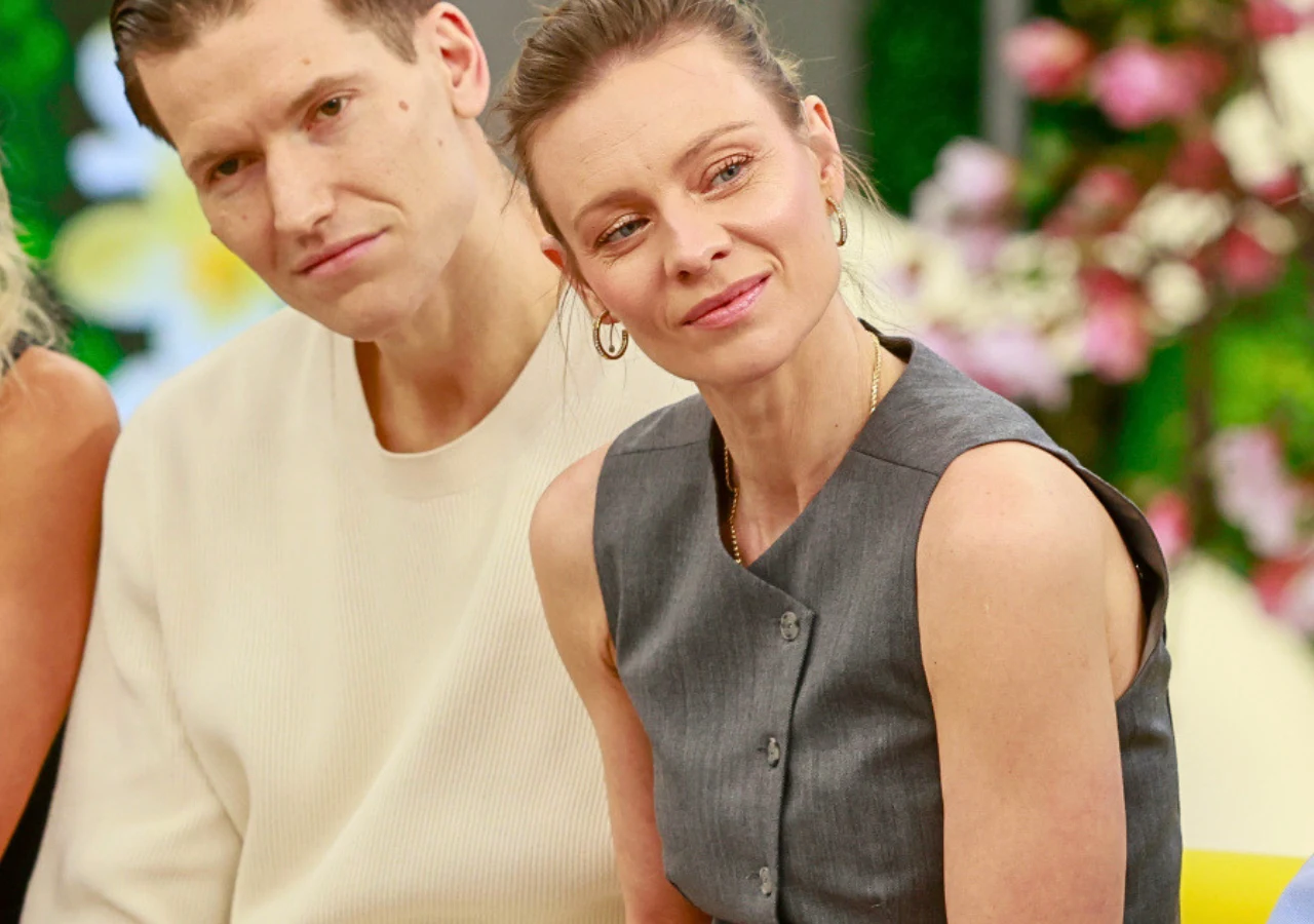 Jacek Jeschke, Magdalena Boczarska Magdalena Boczarska i Jacek Jeschke siedzą obok siebie. Aktorka w szarej sukience, tancerz w jasnym swetrze.