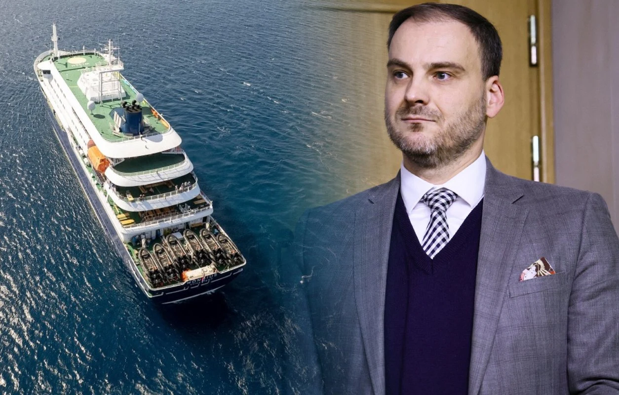 Hantawirus na statku wycieczkowym MV Hondius: Głos zabrał rzecznik polskiego MSZ Maciej Wewiór Statek wycieczkowy MV Hondius na oceanie oraz Maciej Wewiór, rzecznik polskiego MSZ, w garniturze w pomieszczeniu.