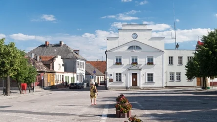 Wyjątkowe miasteczko położone na lewym brzegu Wisły. Dlaczego warto do niego zawitać? 