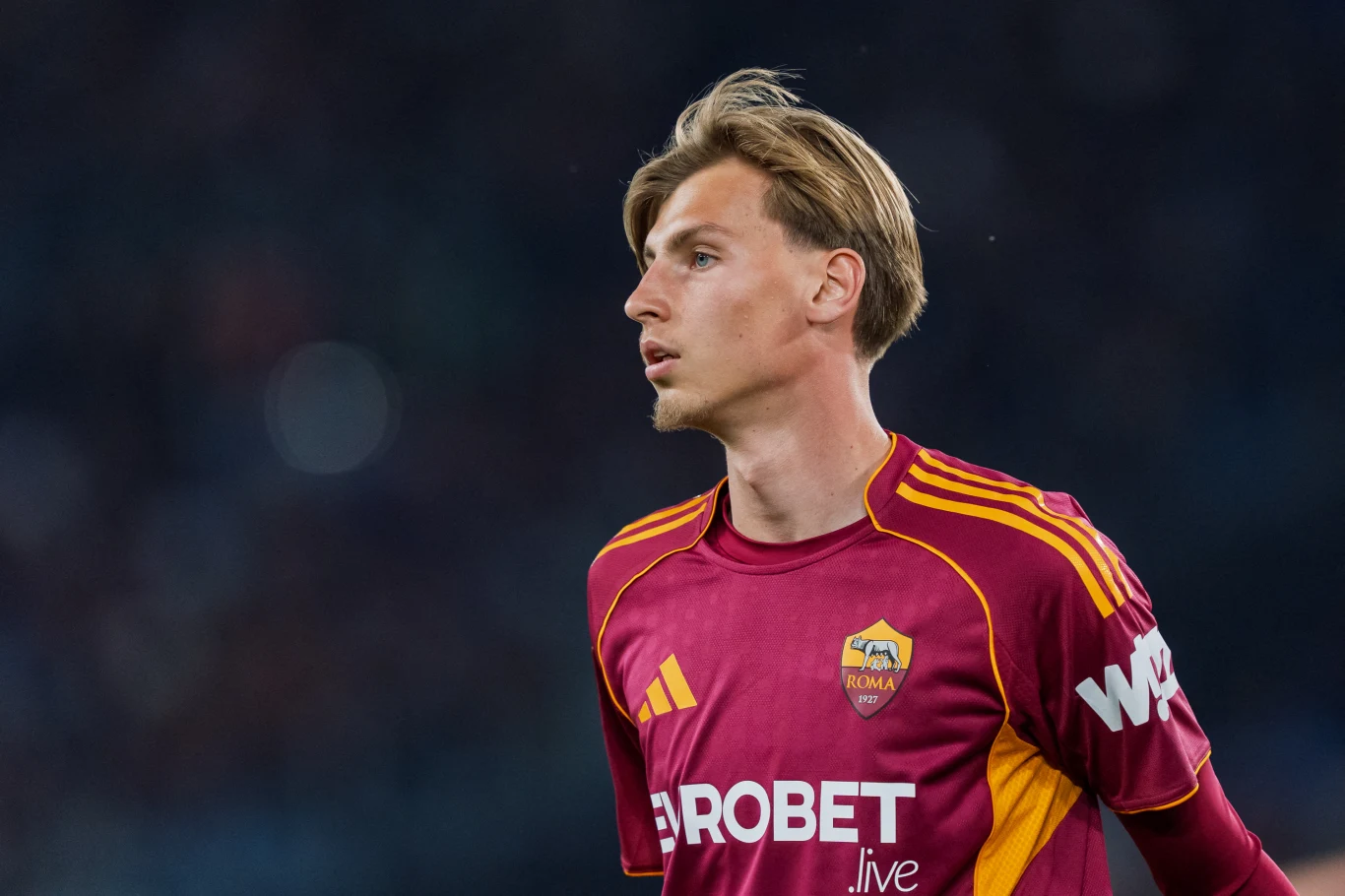 Jan Ziółkowski Jan Ziółkowski w bordowej koszulce AS Roma z żółtymi detalami podczas meczu Serie A.