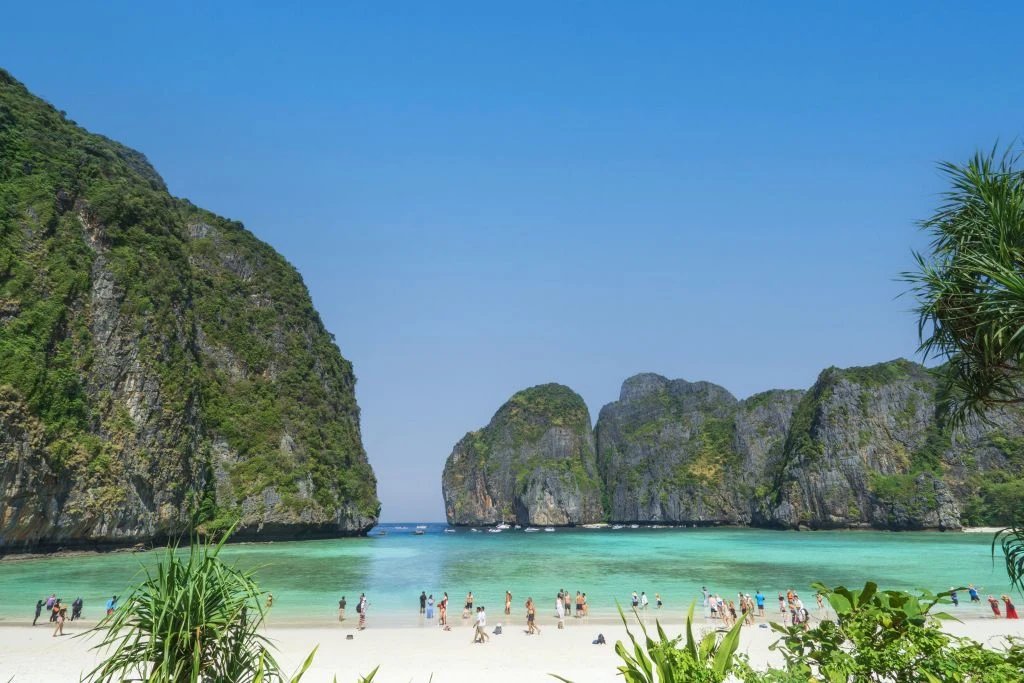 Niebiańska plaża w Tajlandii ponownie otwarta Biała piaszczysta plaża Maya Bay w Tajlandii, turyści, turkusowa woda, zielone klify, bezchmurne niebo