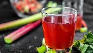Rabarbar jest źródłem witaminy A, C oraz E.