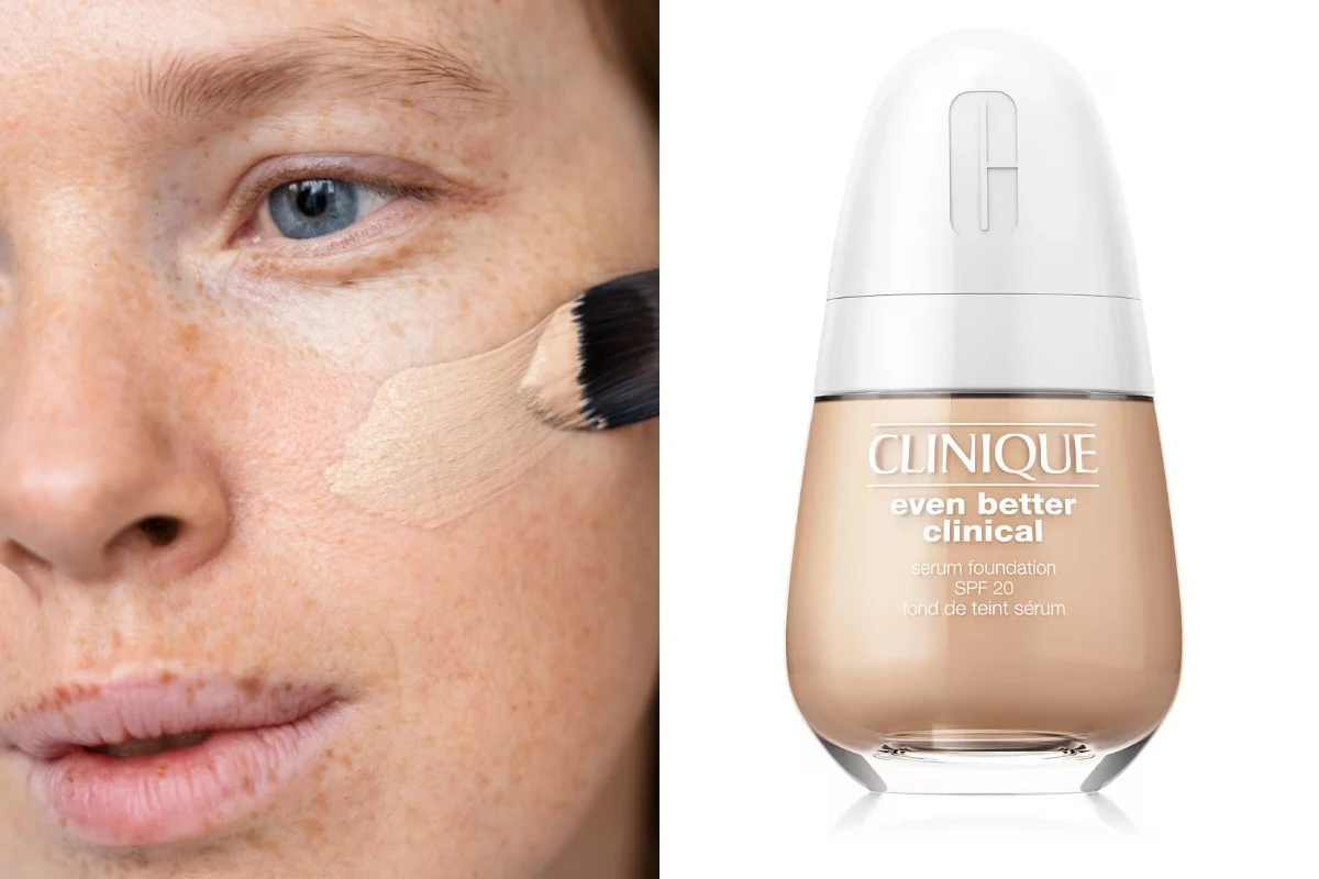 Aplikacja podkładu za pomocą pędzla na policzku kobiety o jasnej karnacji obok butelki podkładu Clinique Even Better Clinical SPF 20.