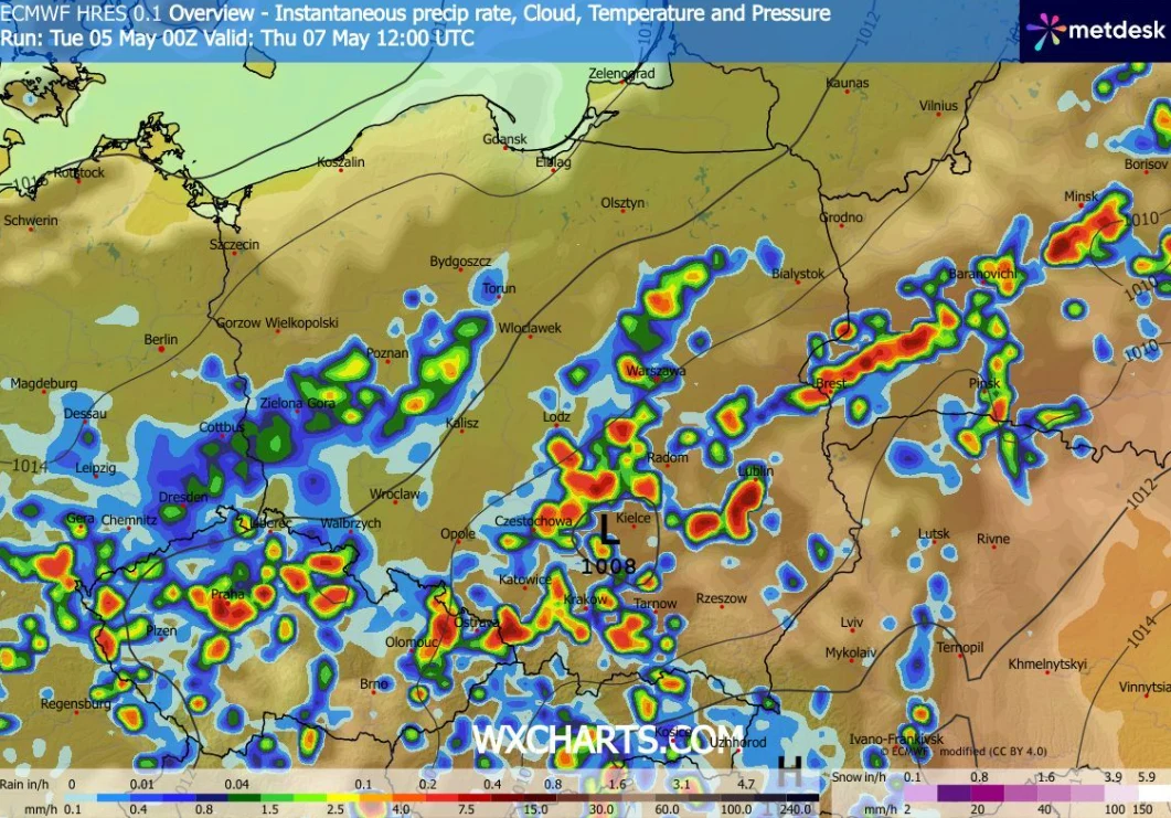 Mapa pogodowa Polski z wyraźnie zaznaczonymi strefami intensywnych opadów deszczu, szczególnie w centralnej i południowej części kraju, przedstawiająca rozmieszczenie chmur oraz prognozowane temperatury i ciśnienie atmosferyczne.