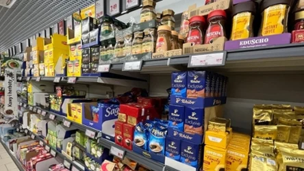 Gdzie kawa jest najtańsza? Jacobs od 48,77 zł, Tchibo od 49,99 zł – porównanie cen w sklepach