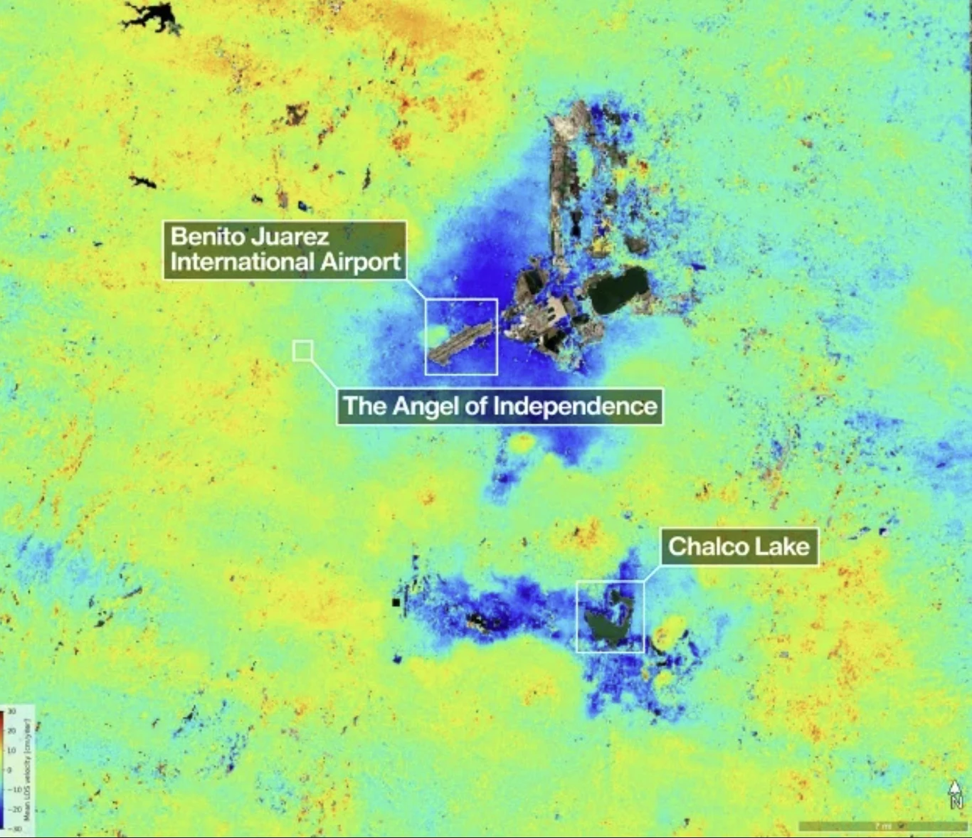 Mapa z oznaczonymi trzema kluczowymi lokalizacjami: lotnisko międzynarodowe Benito Juarez w lewym górnym rogu, Anioł Niepodległości pośrodku oraz jezioro Chalco na dole, całość ukazana w barwach termicznych.