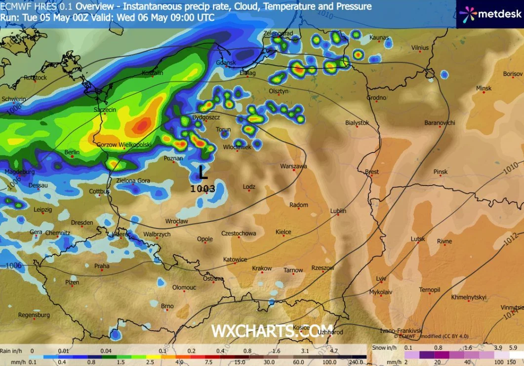 Intensywne opady deszczu i burze zlokalizowane nad północno-zachodnią częścią Polski, z wyraźnym frontem atmosferycznym rozciągającym się od Szczecina po Gdańsk, podczas gdy pozostała część kraju pozostaje w suchszej i cieplejszej masie powietrza.